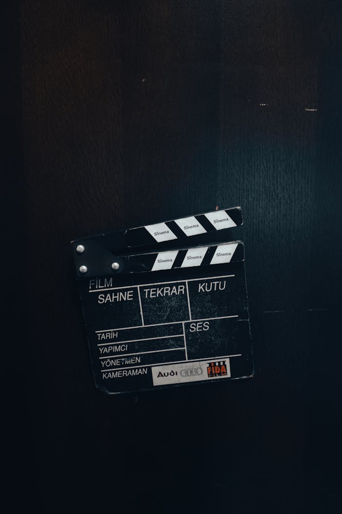 why-choose-us Film clapperboard against a dark backdrop, representing filmmaking in Istanbul, Türkiye.